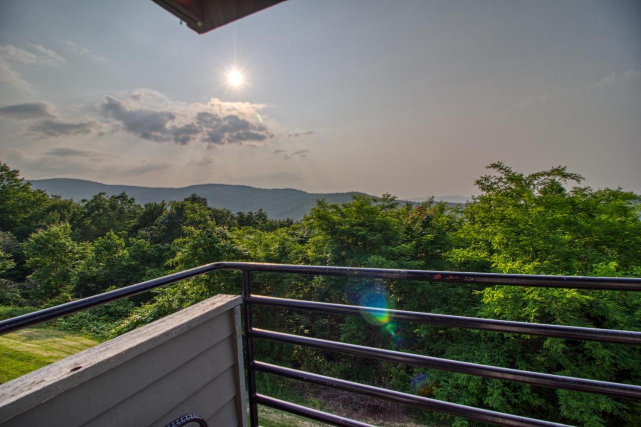 Вілла Breathtaking Sunsets, Views, Pool, Heaven Awaits! Гатлінбург Екстер'єр фото